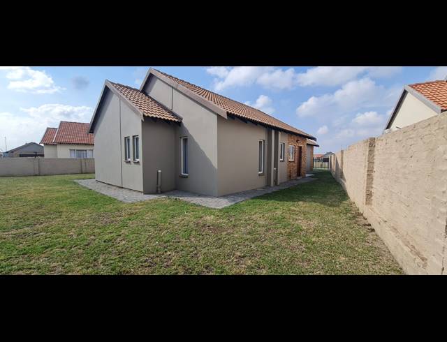 3 BEDROOM FREEHOLD FOR SALE IN WATERKLOOF HILL ESTATE